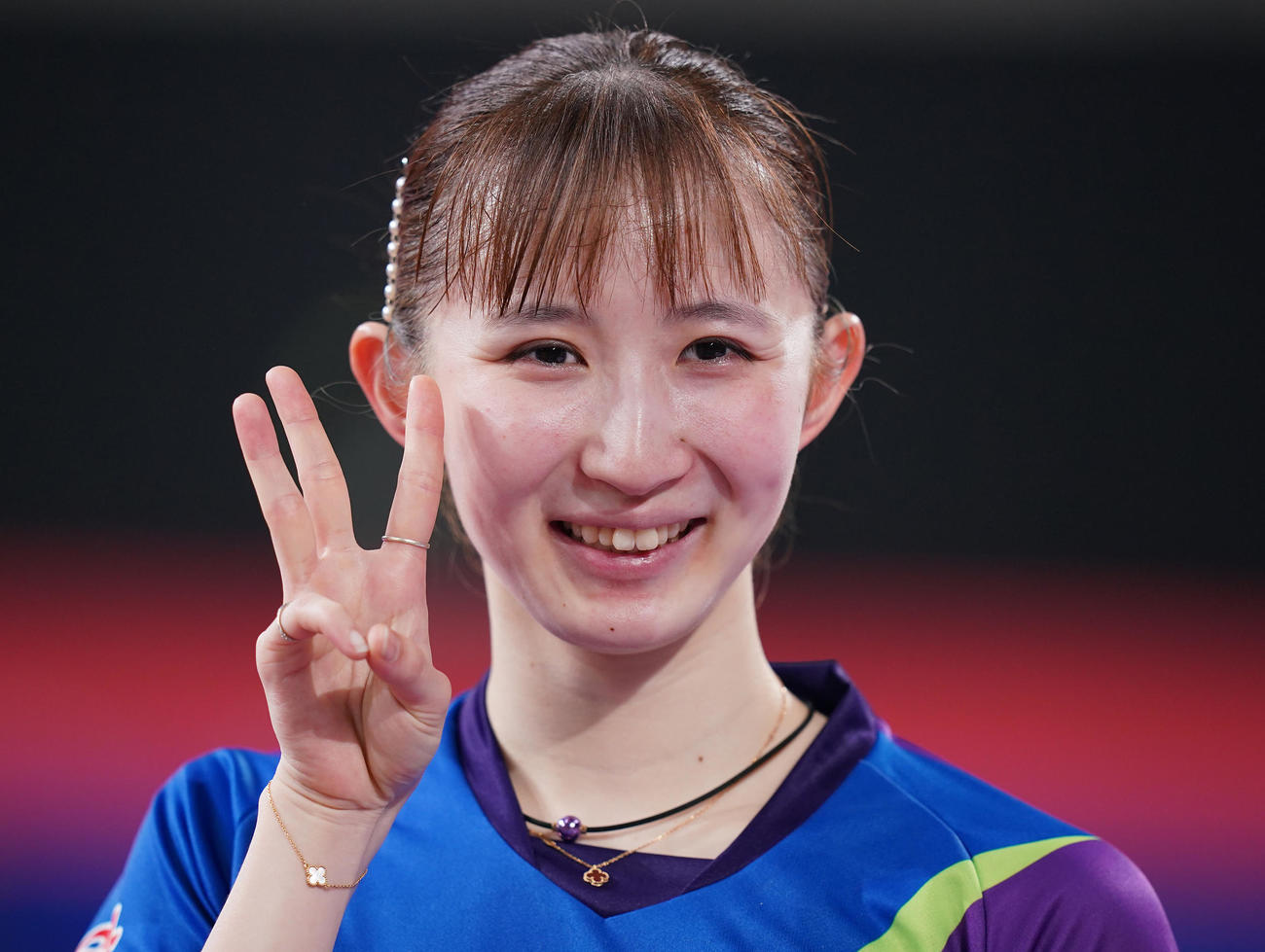 女子シングルス決勝を制して3冠を達成した早田は、3のポーズで写真に納まる（撮影・垰建太）