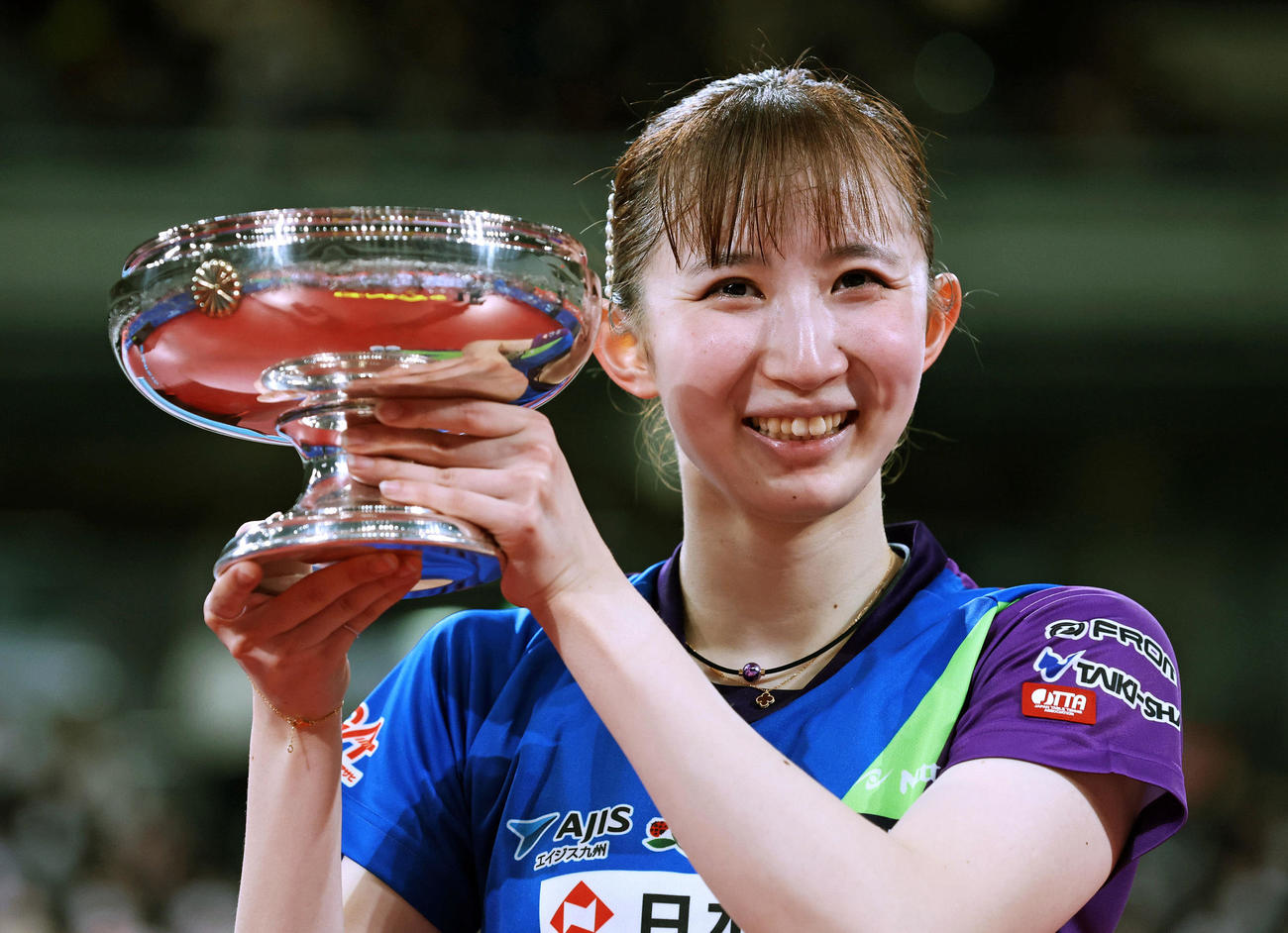 女子シングルスで優勝し、皇后杯を掲げる早田（代表撮影）