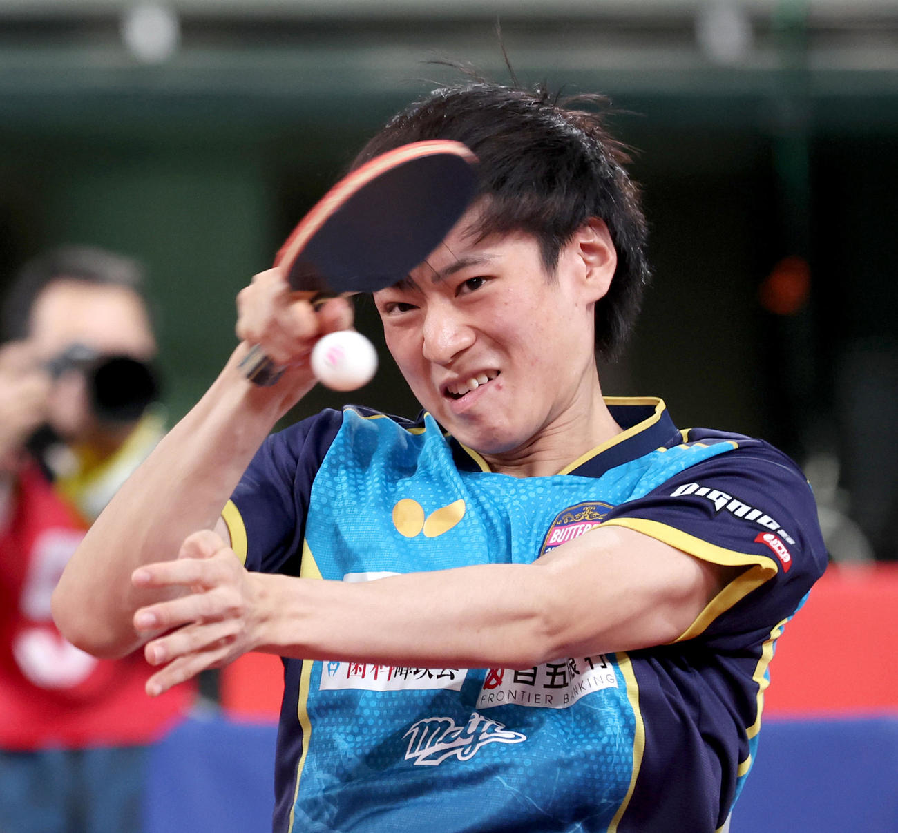 男子シングルス決勝で張本智を破り、2連覇を果たした戸上（代表撮影）