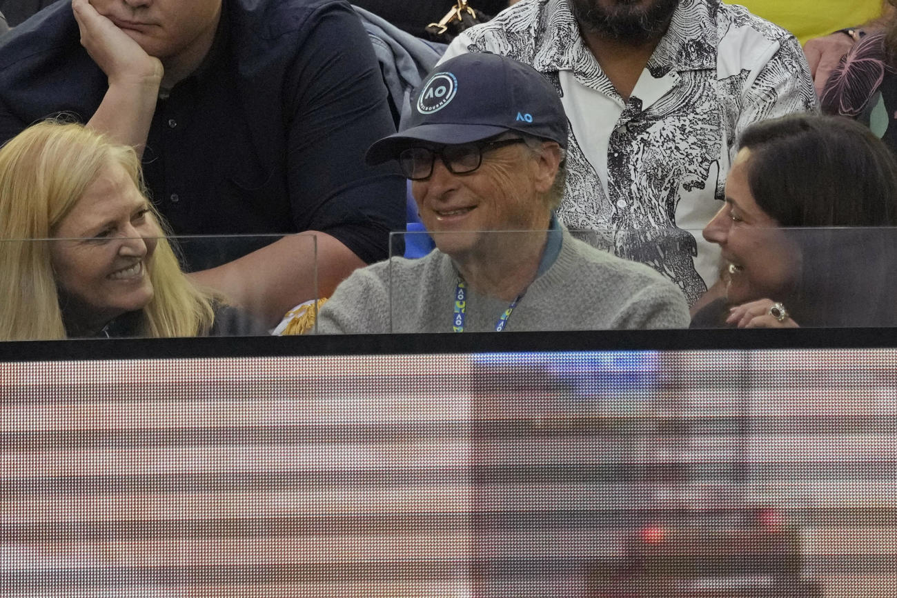 全豪テニス男子決勝を観戦するビル・ゲイツ氏（AP)