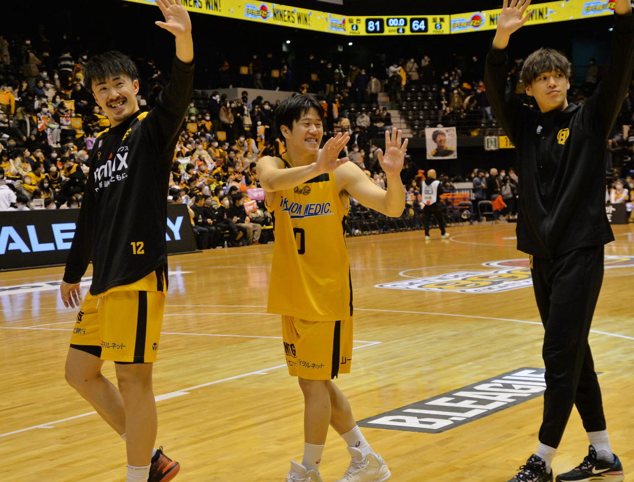 MVPを獲得した仙台小林（中央）は、寒竹（左）、渡部と笑顔でコートを1周（撮影・濱本神威）