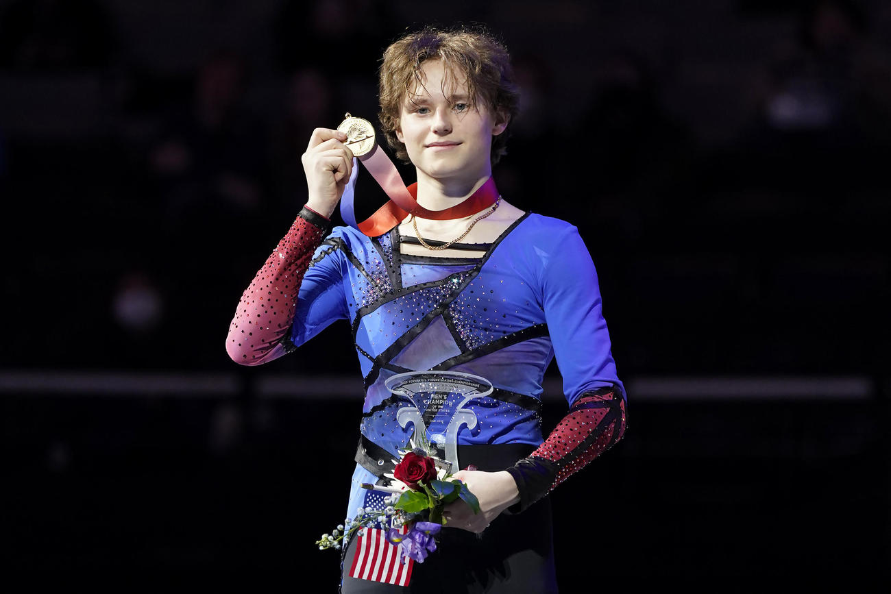 メダルを掲げるイリア・マリニン(AP） 