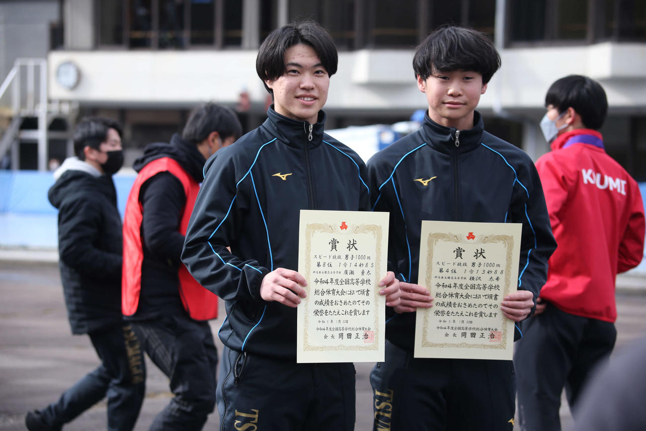 全国高校スケート選手権　男子1000メートルで8位入賞した広瀬（左）（2023年1月22日撮影）