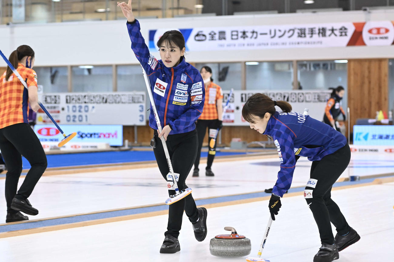 ロコ・ソラーレの吉田知那美（左）と鈴木夕湖(C)ICA IDE