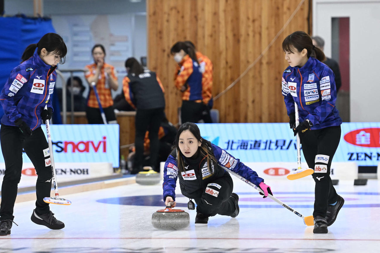 ロコ・ソラーレの（左から）吉田夕梨花、藤沢五月、鈴木夕湖(C)JCA IDE