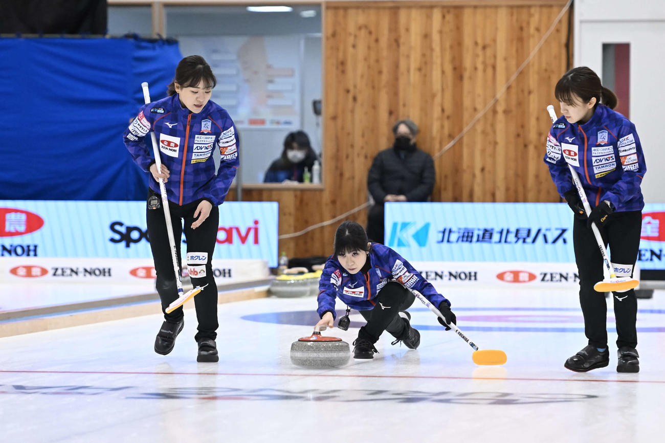 ロコ・ソラーレの（左から）吉田知那美、吉田夕梨花、鈴木夕湖(C)ICA IDE