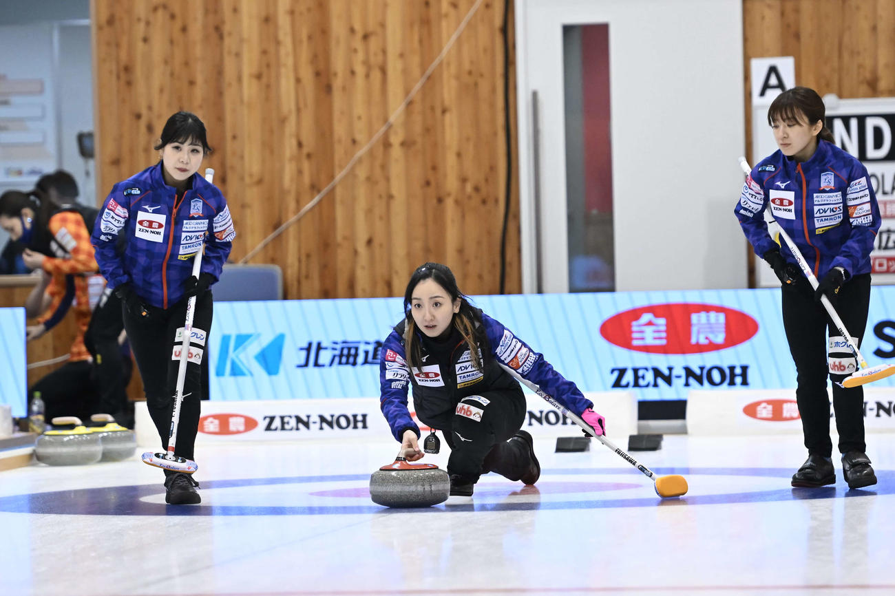 ロコ・ソラーレの（左から）吉田夕梨花、藤沢五月、鈴木夕湖(C)JCA IDE