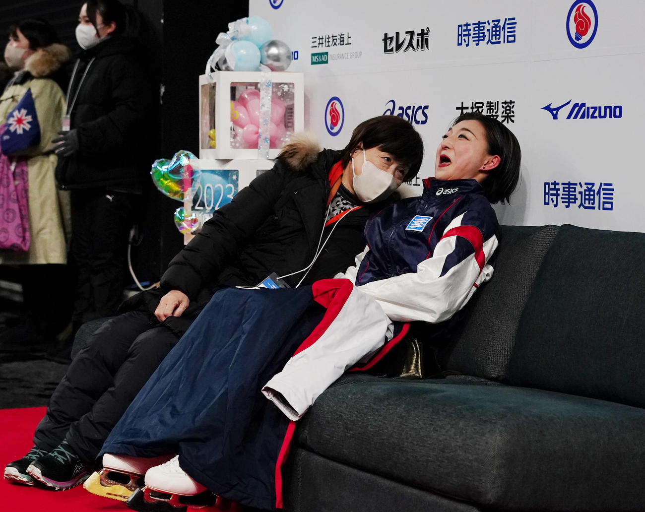 成年女子SPの演技後、得点を聞き、のけぞり驚く坂本（右）（撮影・狩俣裕三）