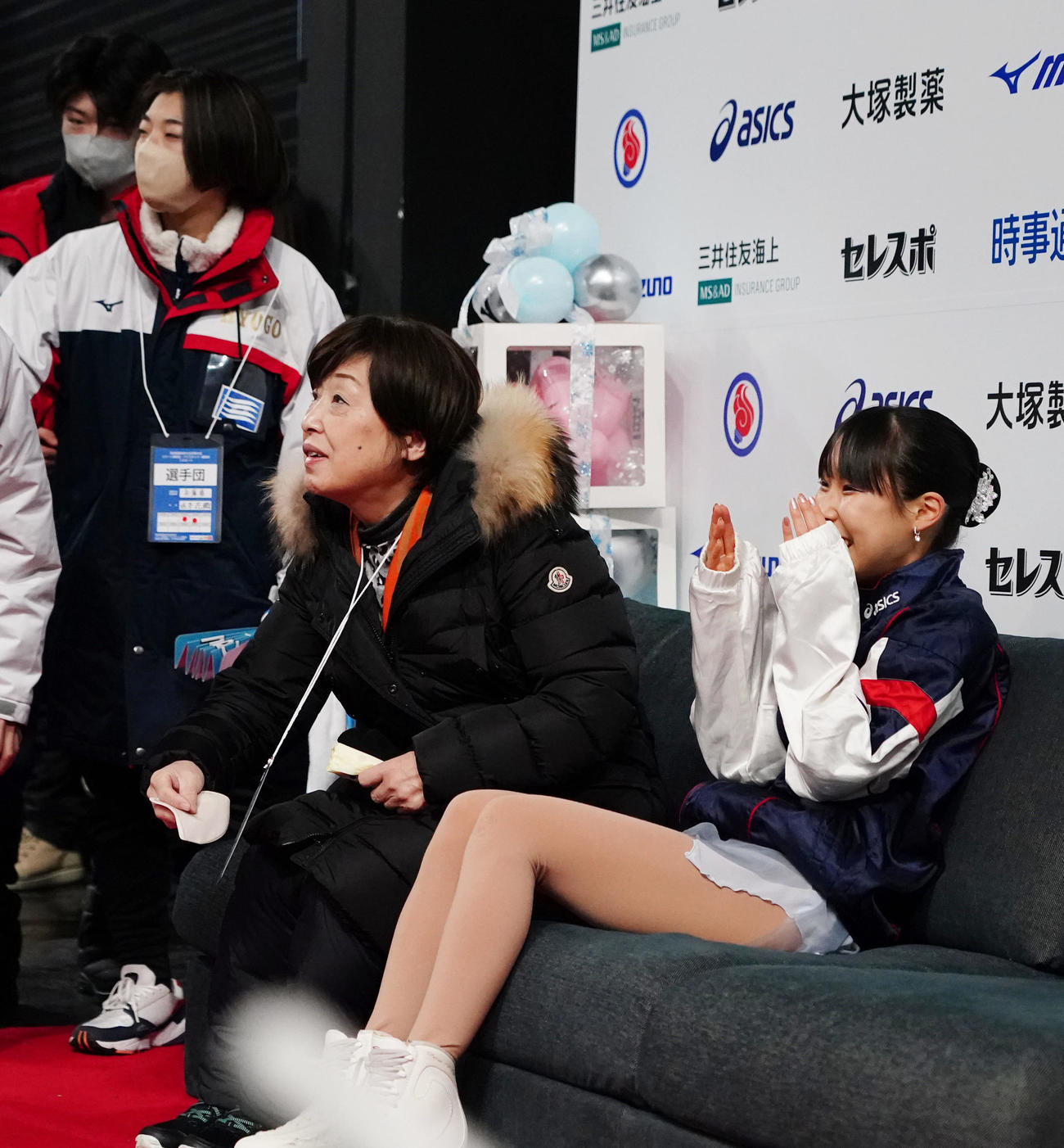成年女子SPの演技後、得点を聞き、驚いた表情の三原（右）。左後方は坂本（撮影・狩俣裕三）