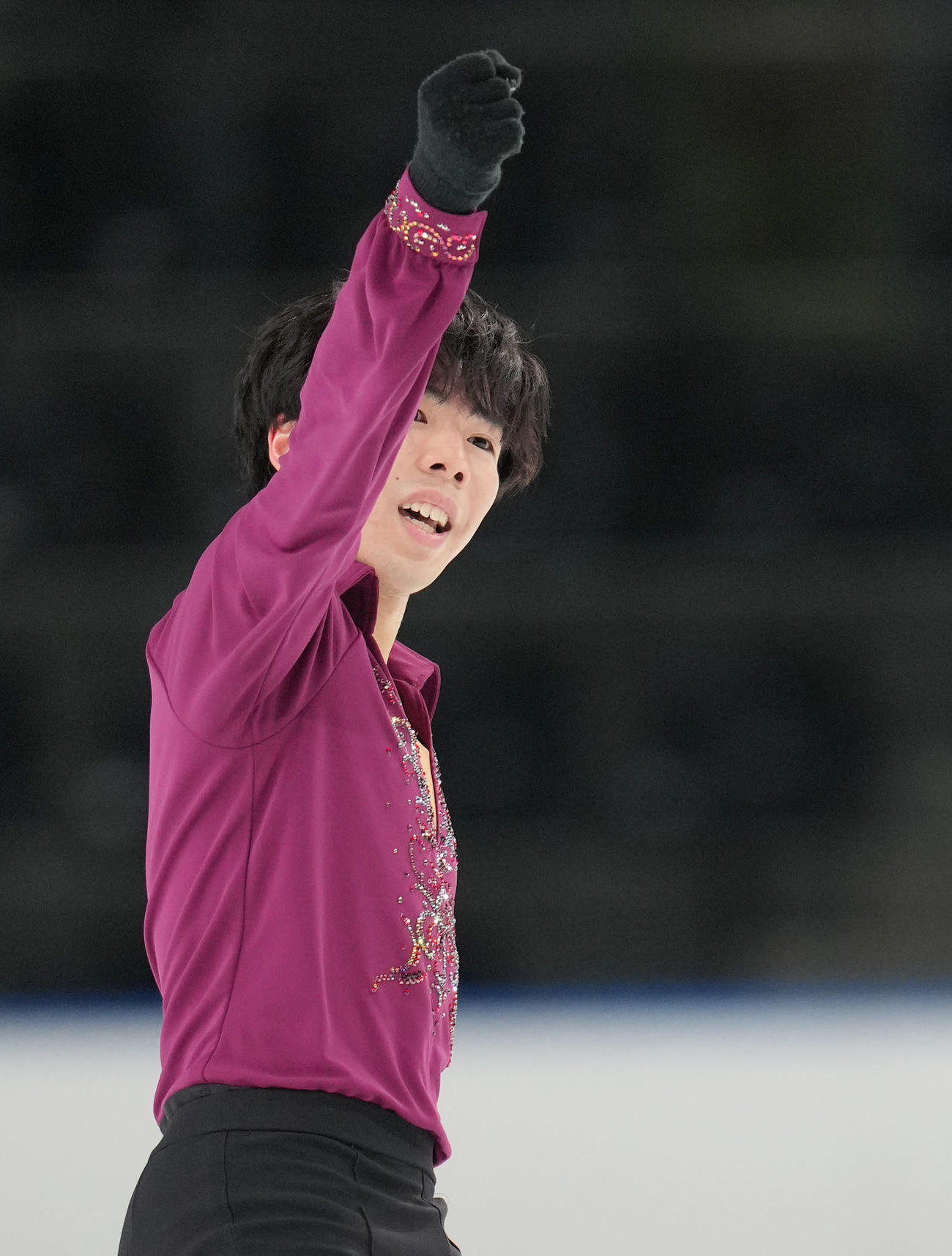 成年男子フリーの演技後、ガッツポーズを見せる佐藤駿（埼玉）＝（撮影・狩俣裕三）