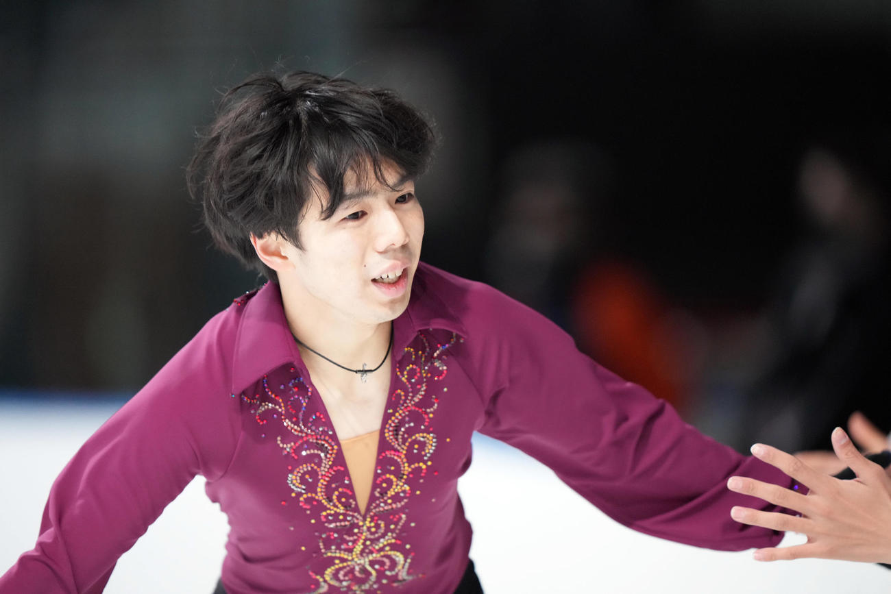 成年男子フリーの演技前にチームメートとタッチを交わす佐藤駿（埼玉）＝（撮影・狩俣裕三）