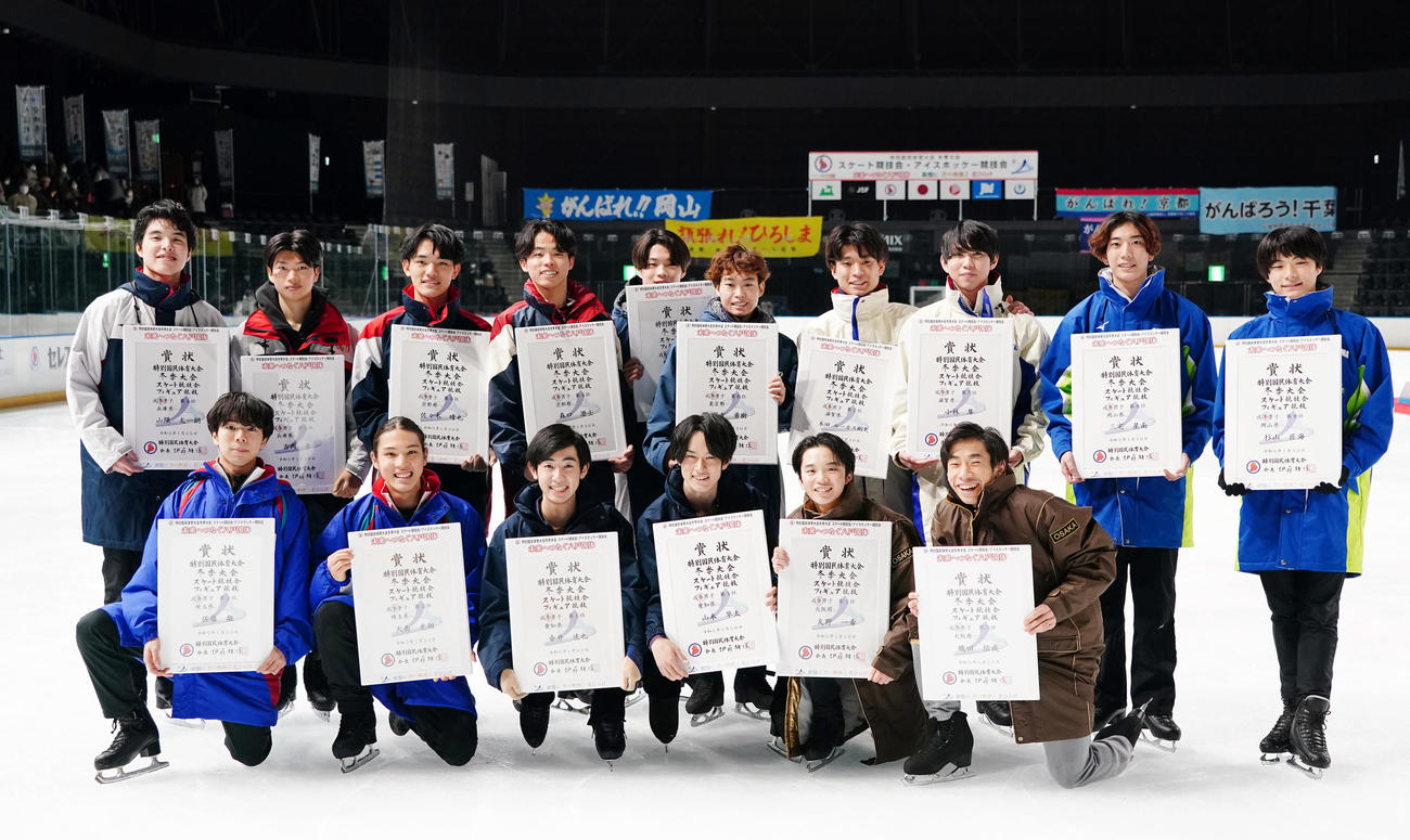 成年男子フィギュアスケートの表彰式で記念撮影する入賞した選手たち（撮影・狩俣裕三）