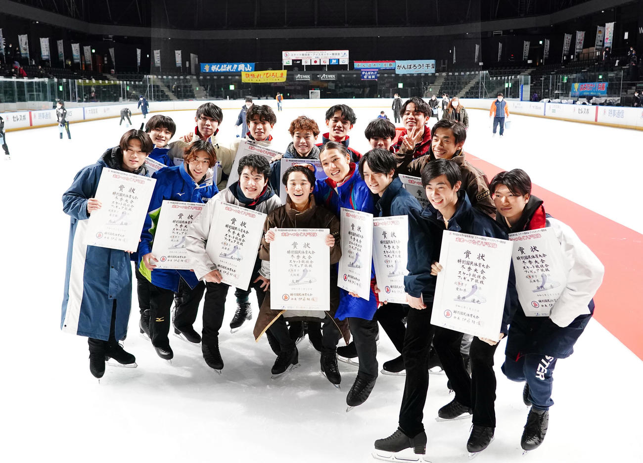 成年男子フィギュアスケートの表彰式で記念撮影する入賞した選手たち（撮影・狩俣裕三）