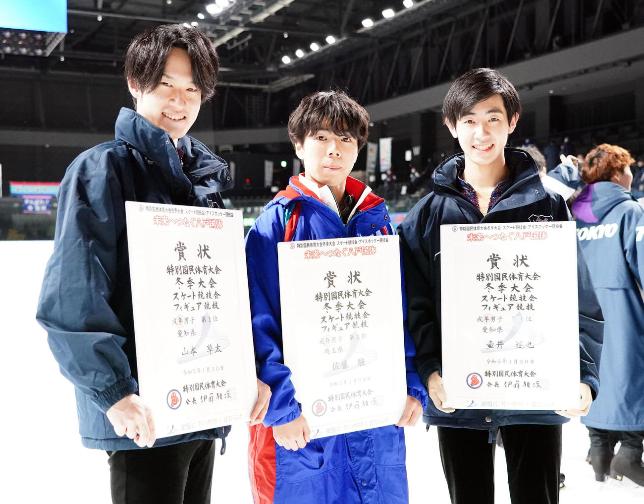成年男子フィギュアスケートの表彰式の後に記念撮影する、左から、個人2位の山本、1位の佐藤、3位の壷井（撮影・狩俣裕三）