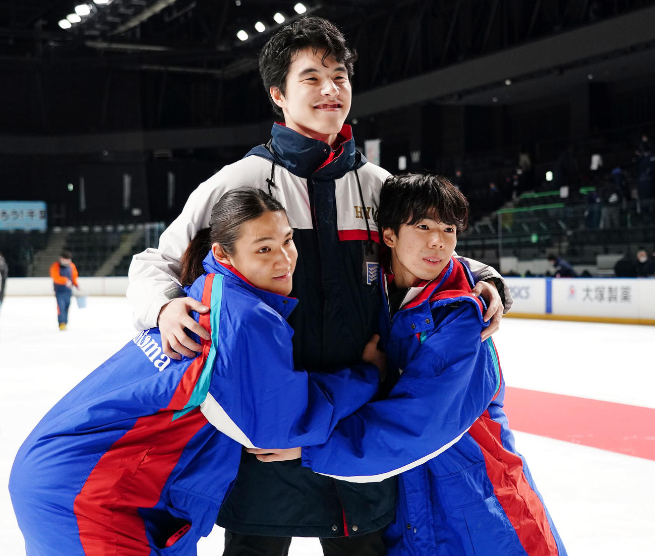 成年男子フィギュアスケートの表彰式後、この日が現役引退の山隅（中央）と記念撮影する大島（左）と佐藤駿（撮影・狩俣裕三）