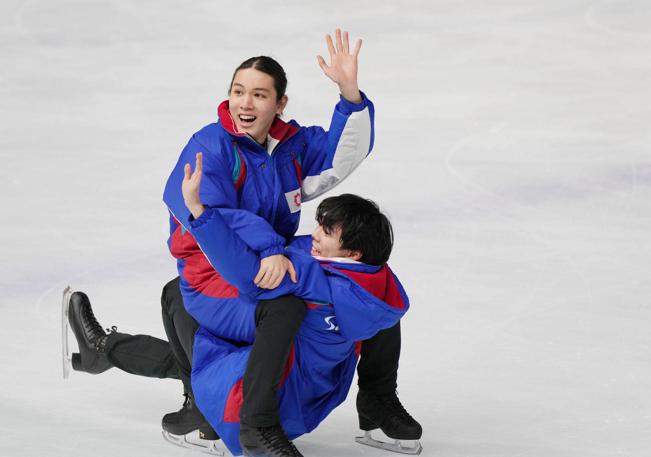 成年男子フィギュアスケートの表彰式で、ユニークな登場をする埼玉の大島（左）と佐藤（撮影・狩俣裕三）