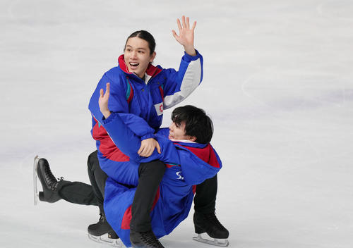 成年男子フィギュアスケートの表彰式で、ユニークな登場をする埼玉の大島（左）と佐藤（撮影・狩俣裕三）