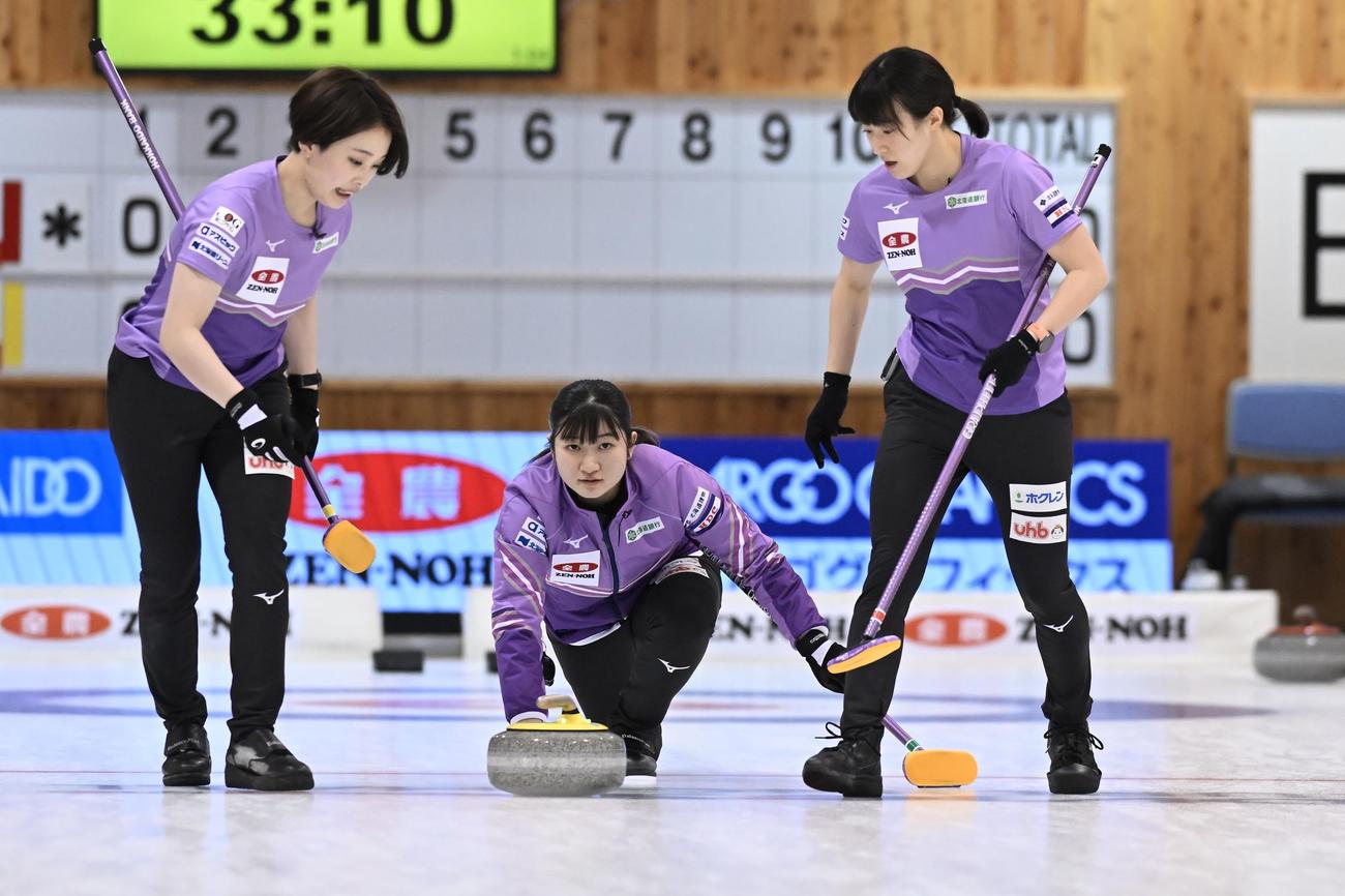 ロコ・ソラーレ戦　ストーンを投じる北海道銀行の田畑百葉（C）JCA IDE