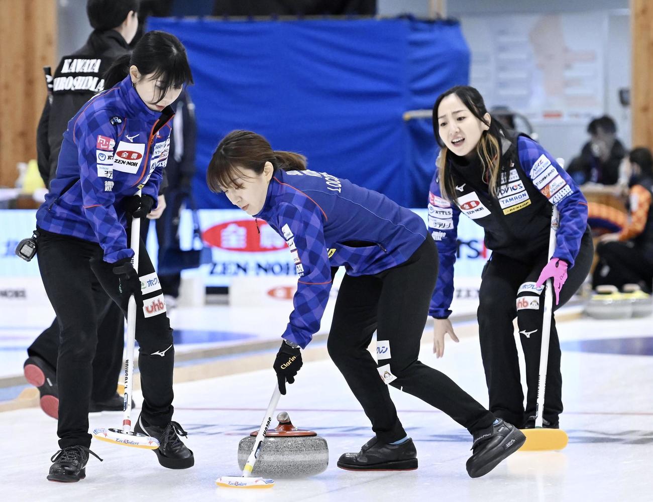 女子1次リーグ第2戦でプレーするロコ・ソラーレの藤沢五月（右）（共同）