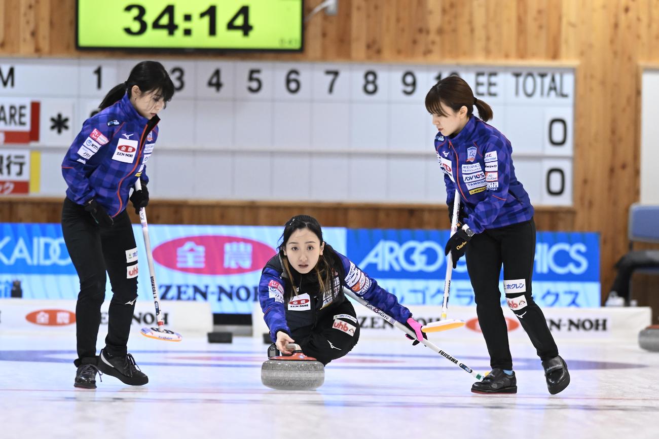北海道銀行戦　ストーンを投じるロコ・ソラーレ藤沢五月（C）JCA IDE