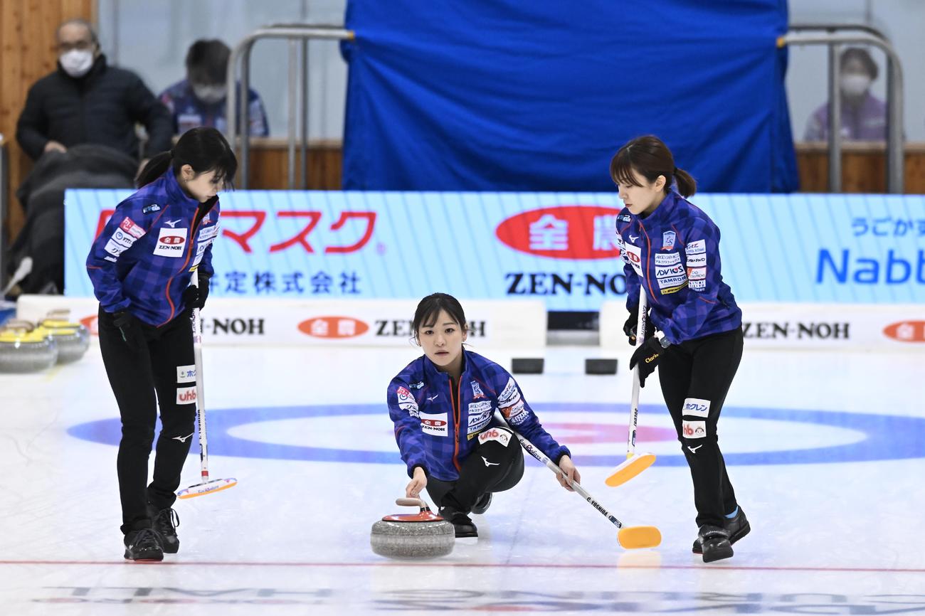 北海道銀行戦　ストーンを投じる吉田知那美（C）JCA IDE