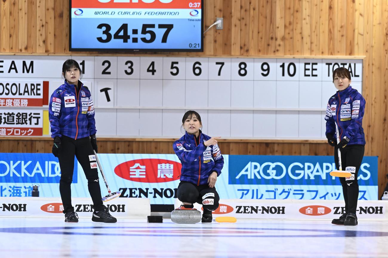 カーリング日本選手権　北海道銀行戦で指示を出すロコ・ソラーレの吉田知那美（中央）（C）JCA IDE