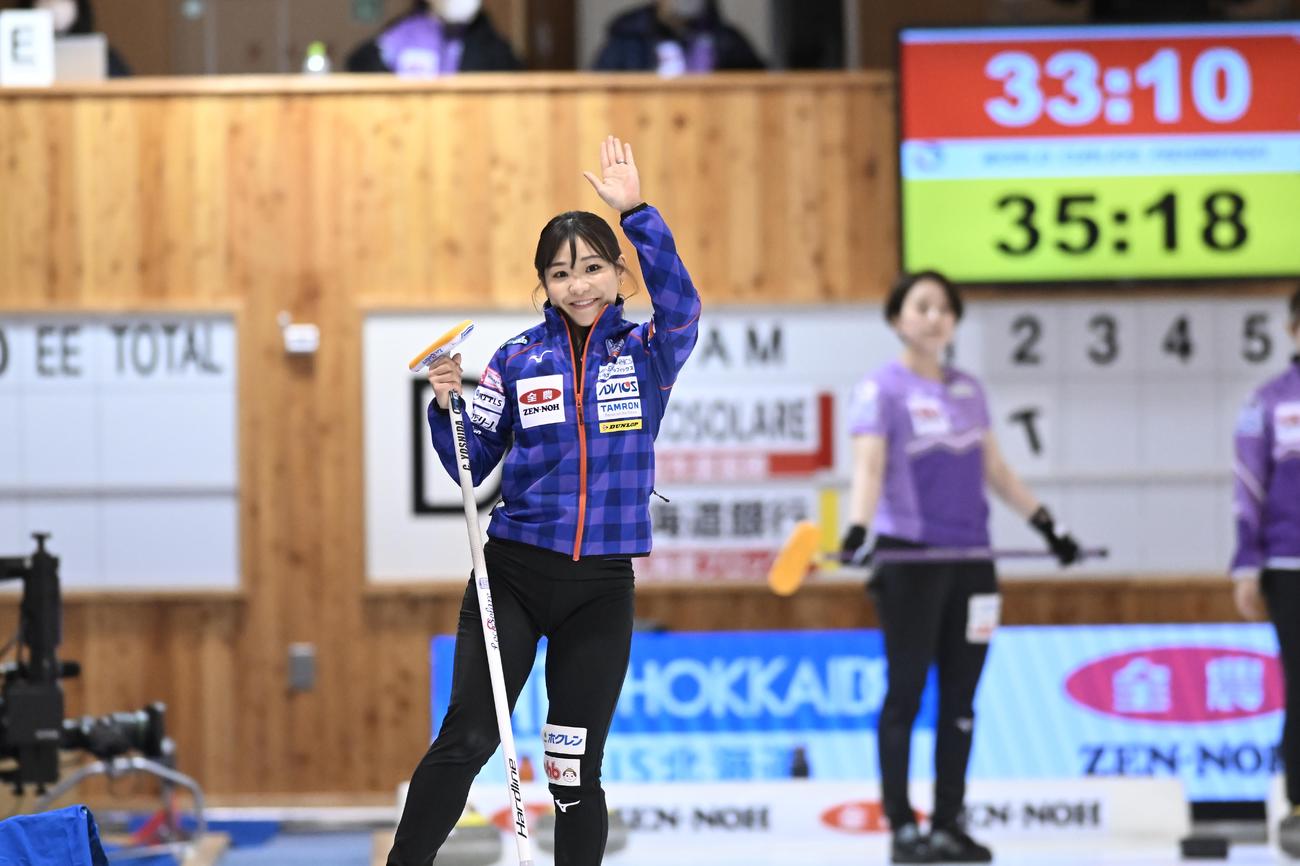 北海道銀行戦　笑顔で手を振る吉田知那美（C）JCA IDE