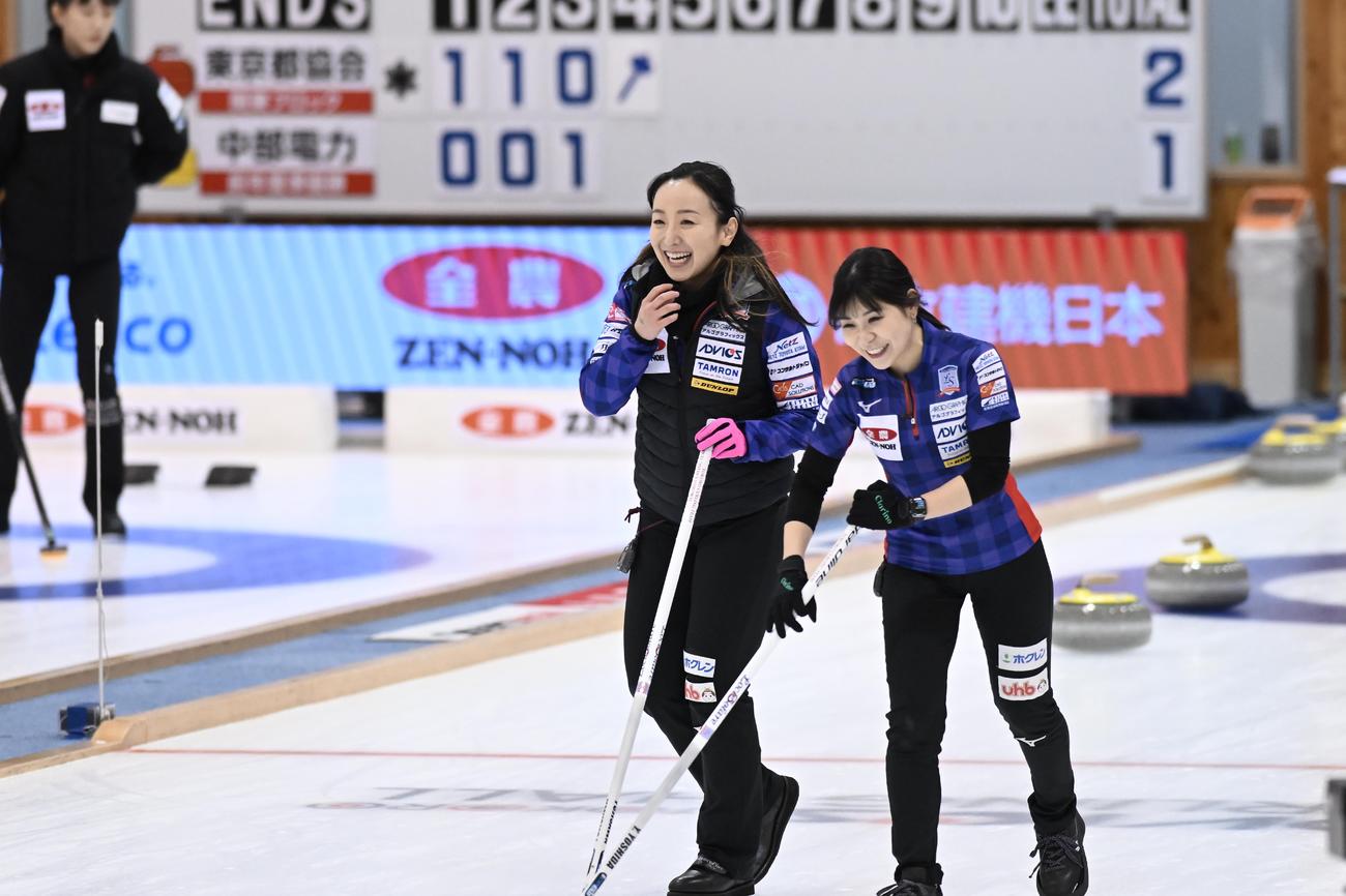 北海道銀行戦　笑顔で話す藤沢五月（左）と吉田夕梨花（C）JCA IDE