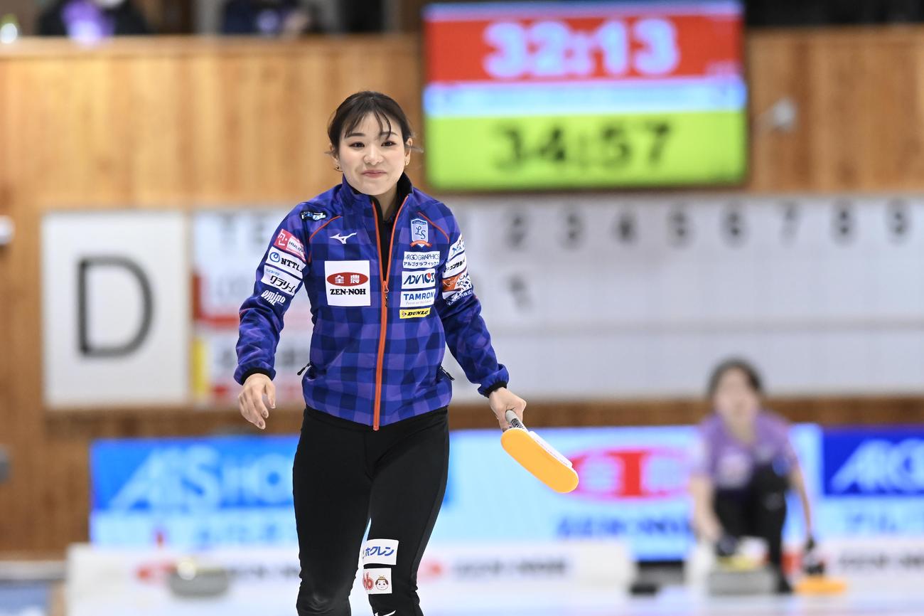 カーリング日本選手権　北海道銀行戦で笑顔を見せるロコ・ソラーレの吉田知那美（中央）（C）JCA IDE