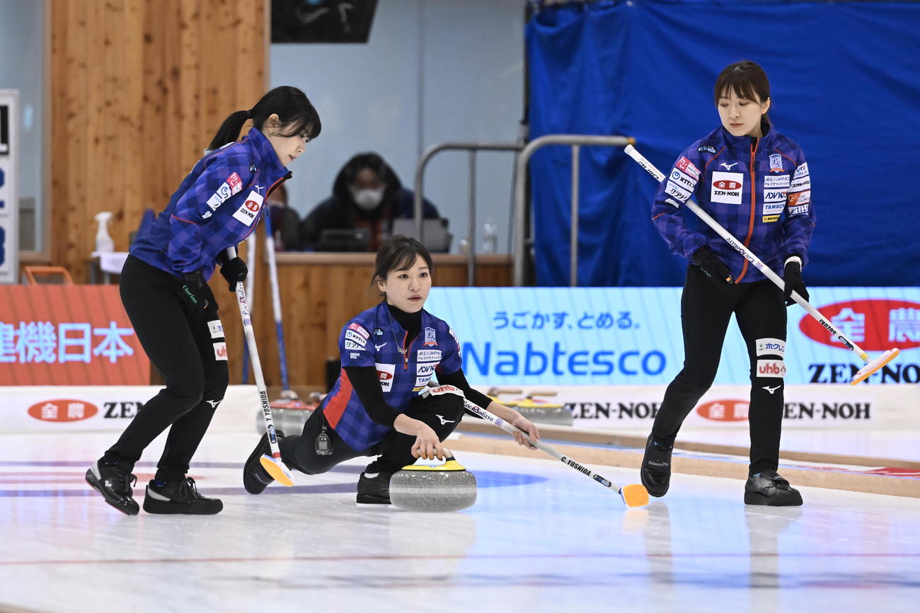 ストーンを投じる吉田知那美（C）JCA IDE