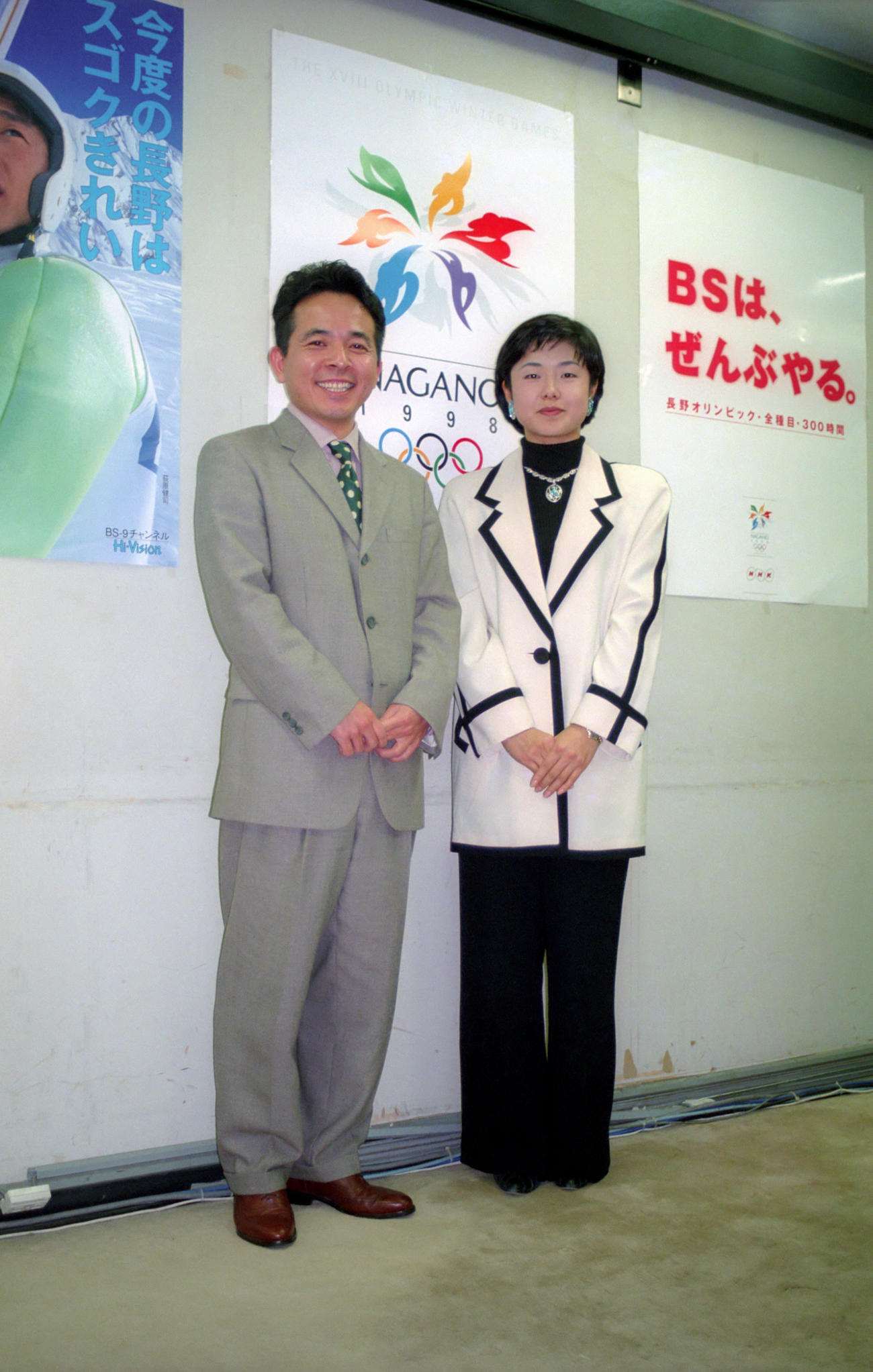 長野五輪開会式の実況を務めたNHKの有働由美子アナ(右)と藤井康生アナ（1997年12月2日撮影）