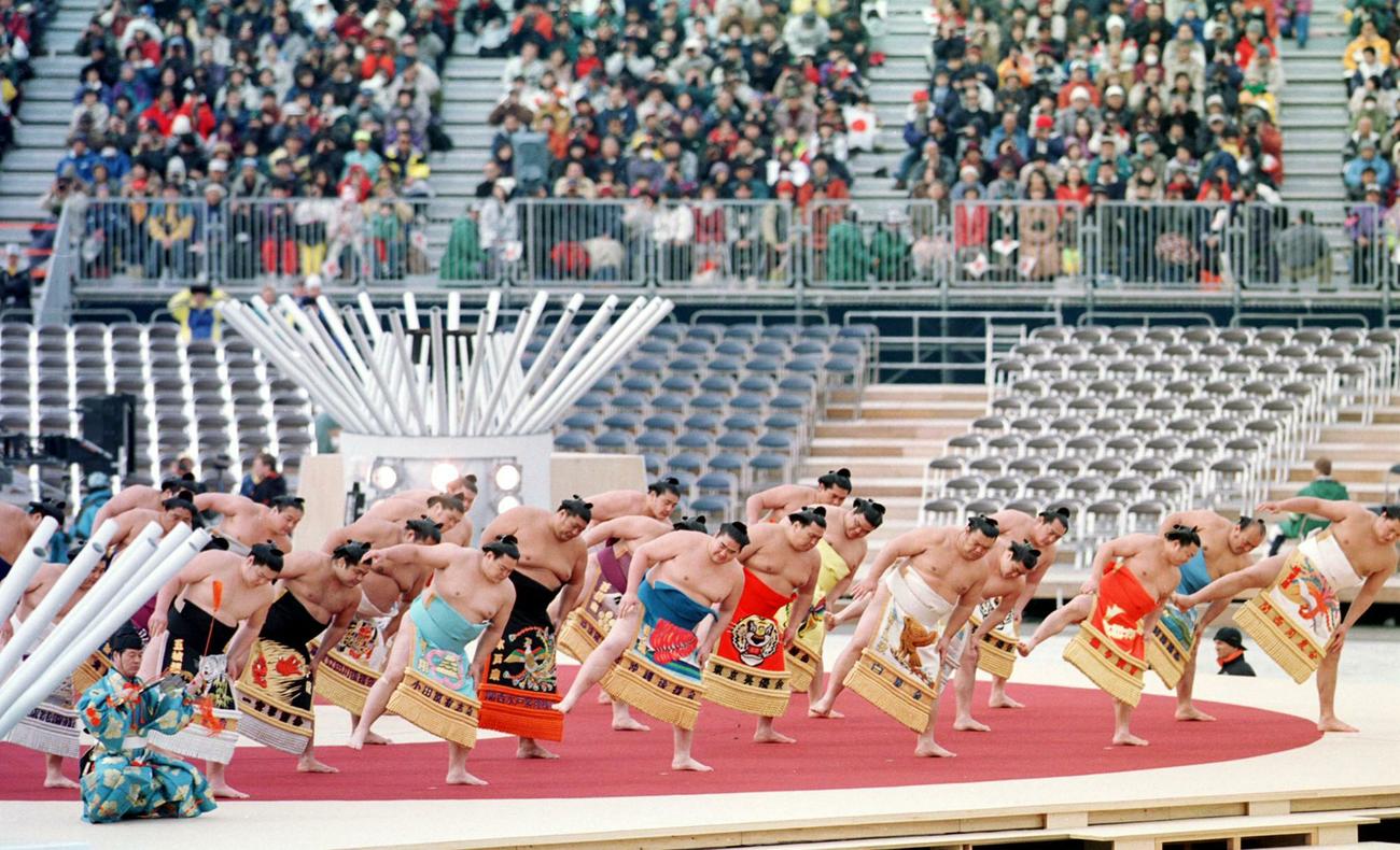 土俵入りを披露する力士たち