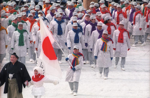 入場行進を行う日本選手団。左端は若乃花。旗手は清水宏保