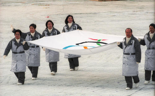 猪谷千春（右側手前）らの手で運ぶ五輪旗。女性側右から2人目が橋本聖子