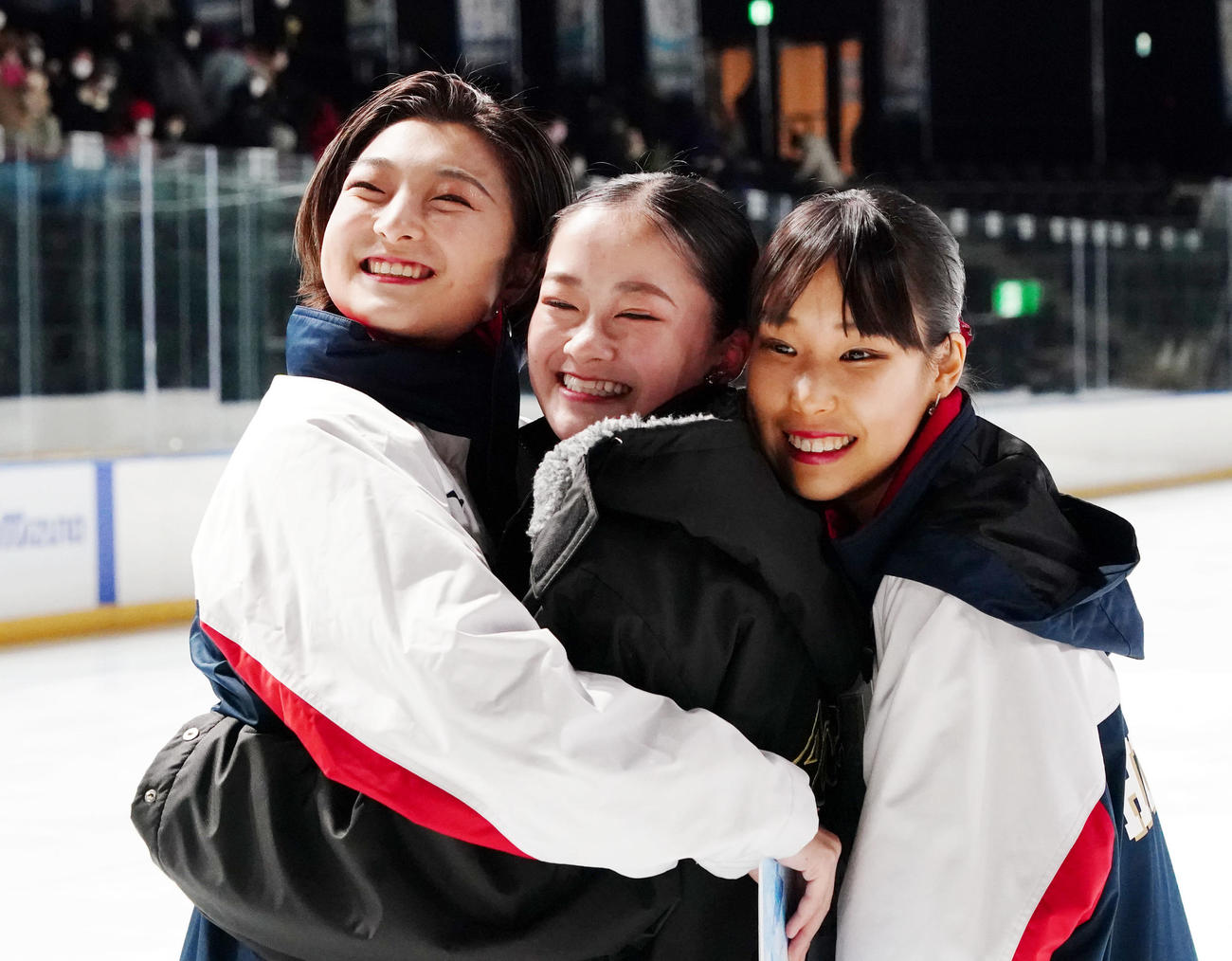 成年女子フィギュアスケートの表彰式後に、ギュッと記念撮影する、左から個人成績1位の坂本、2位の渡辺、3位の三原（撮影・狩俣裕三）
