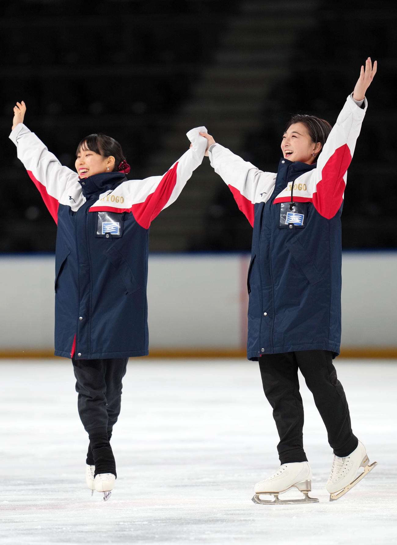 成年女子フィギュアスケートの表彰式で団体優勝し、ファンに笑顔を見せる三原（左）と坂本（兵庫）（撮影・狩俣裕三）