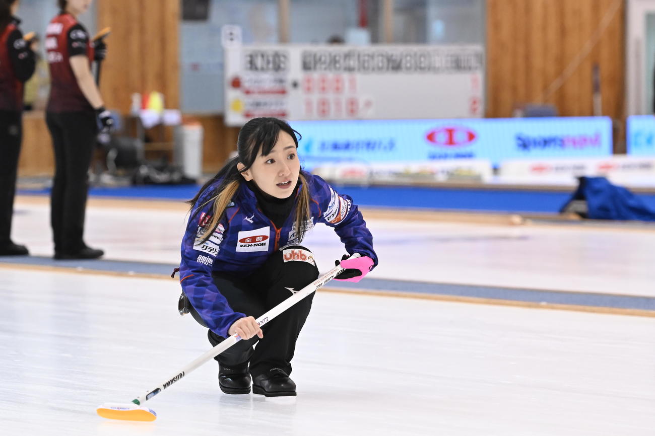 ストーンの行方を見守るロコ・ソラーレ藤沢五月（C）JCA IDE