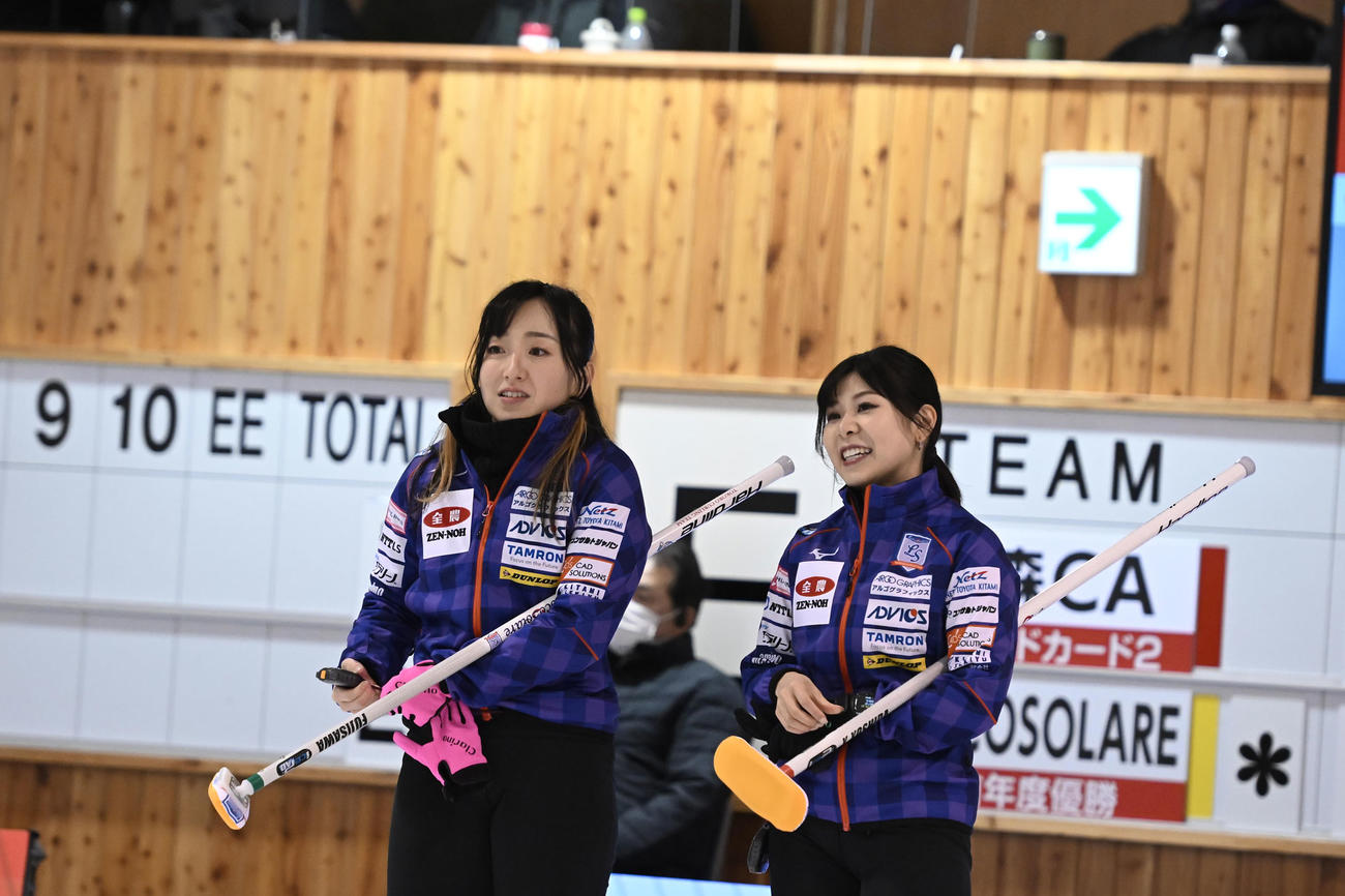 ロコ・ソラーレ－青森CA　藤沢五月（左）と吉田夕梨花（C）JCA　IDE