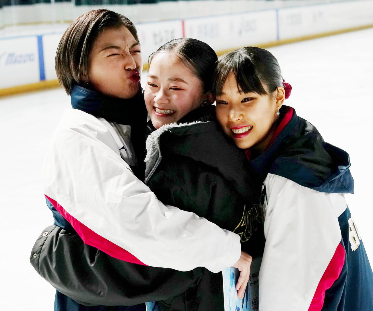 成年女子フィギュアスケートの表彰式後に、ギュッと記念撮影する、左から個人成績1位の坂本、2位の渡辺、3位の三原（撮影・狩俣裕三）