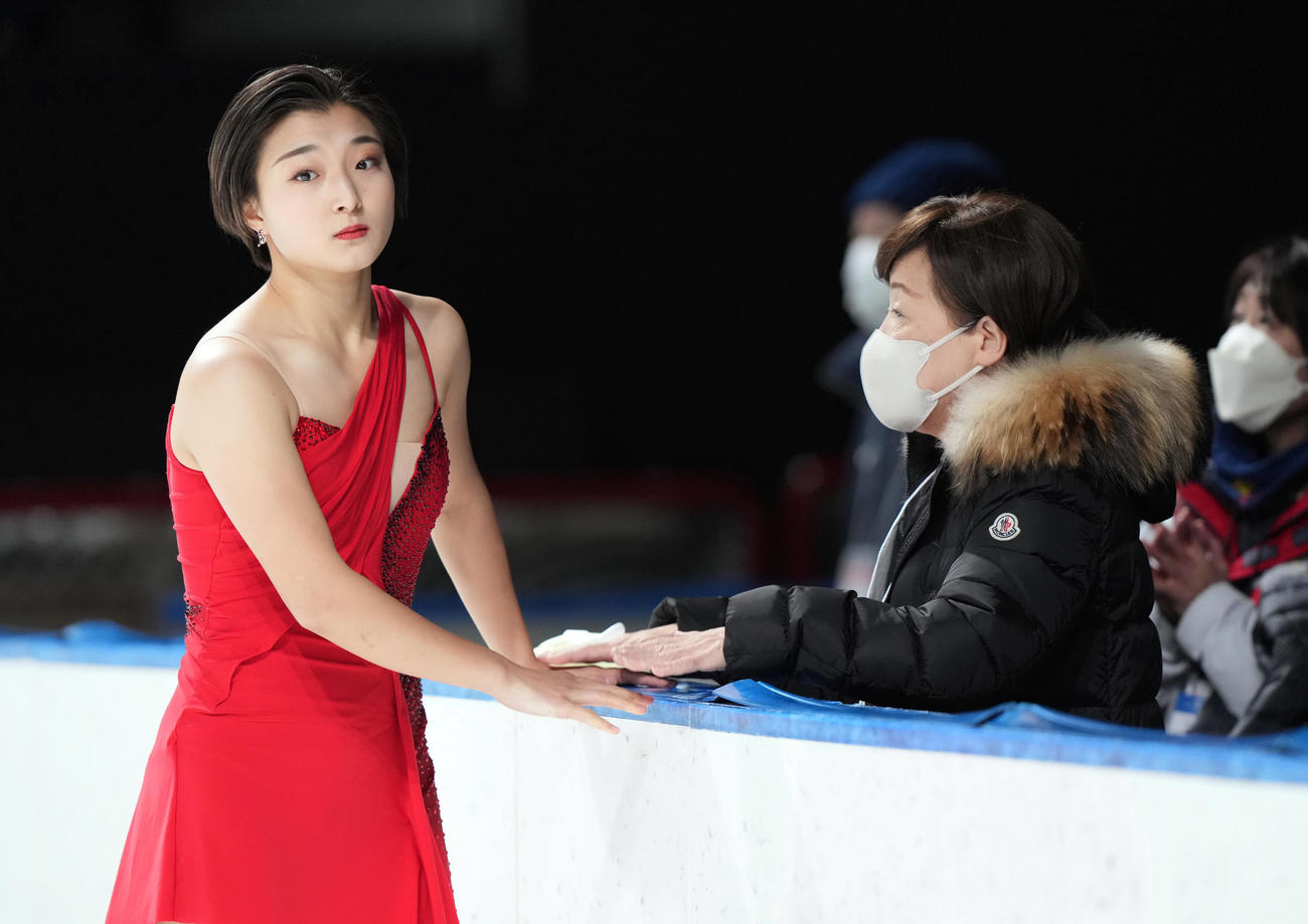 成年女子フリーの演技前、コーチと話をする坂本（左＝兵庫）（撮影・狩俣裕三）