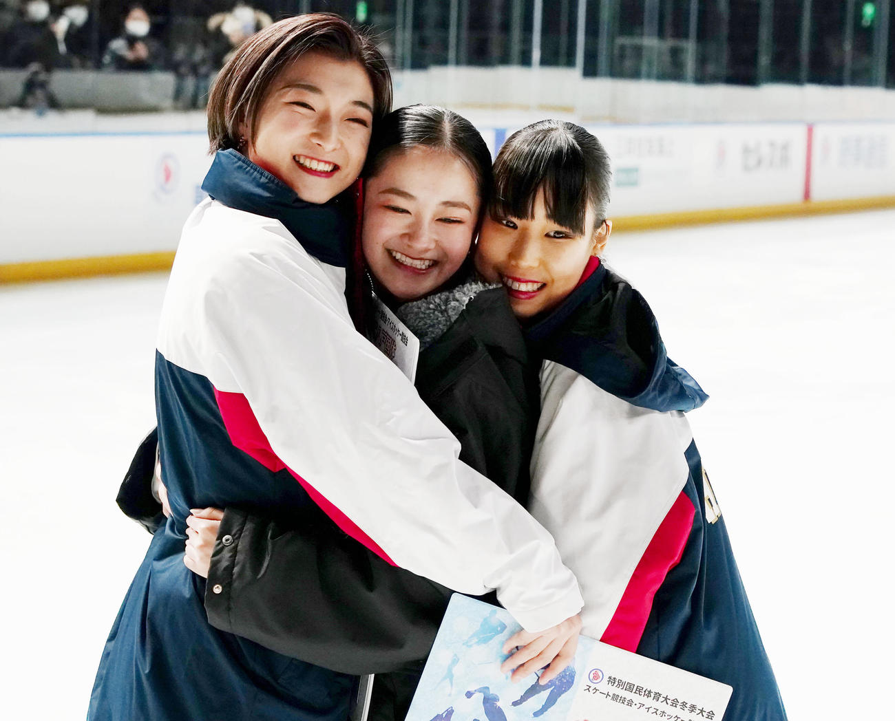 成年女子フィギュアスケートの表彰式後に、ギュッと記念撮影する、左から個人成績1位の坂本、2位の渡辺、3位の三原（撮影・狩俣裕三）