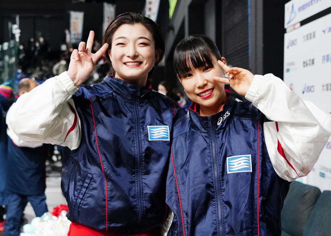成年女子フリーの演技後、優勝が決まり、3位でチームメートの三原（右）と記念撮影をする坂本（兵庫）（撮影・狩俣裕三）
