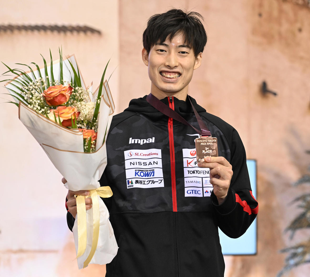 フェンシング・エペのGPドーハ大会男子で自身初の銅メダルを獲得した古俣聖＝日本協会提供