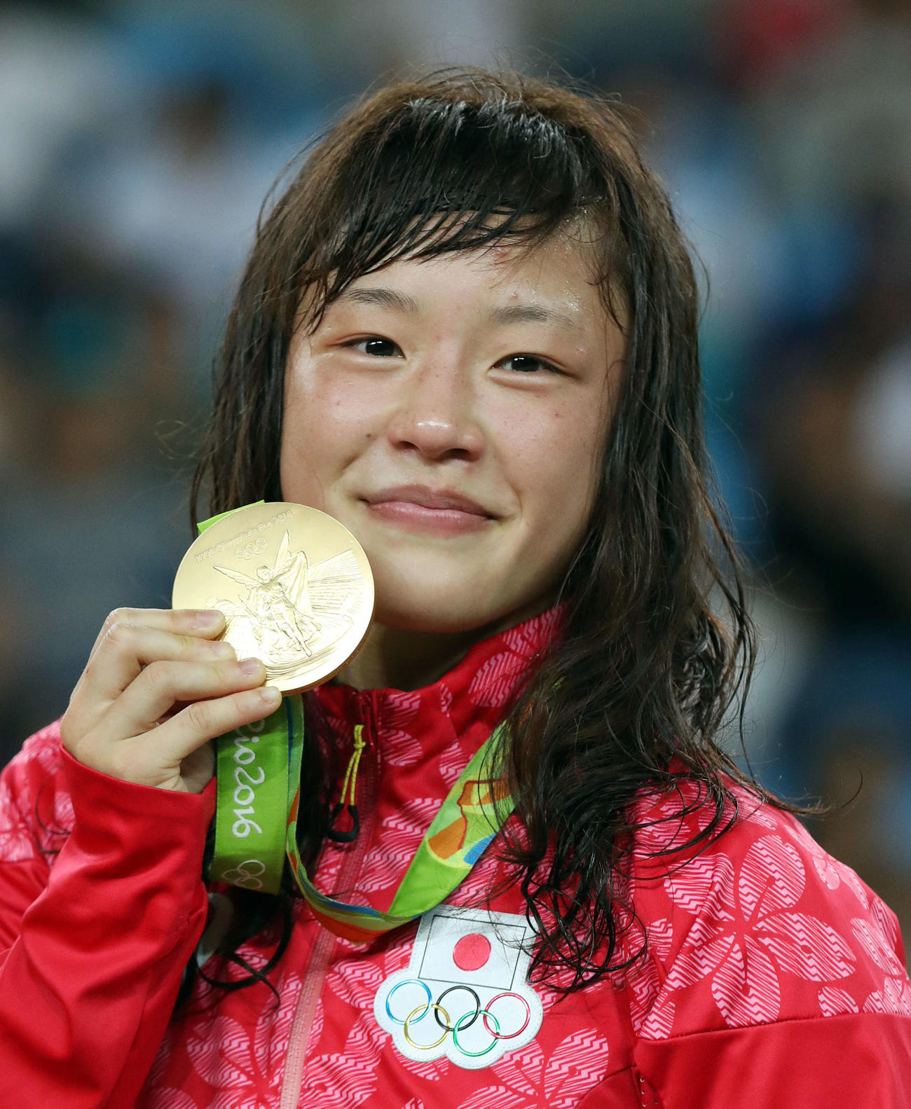 16年8月、リオデジャネイロ五輪レスリングフリースタイル女子48キロ級で金メダルの登坂絵莉さんはメダルを手にポーズ