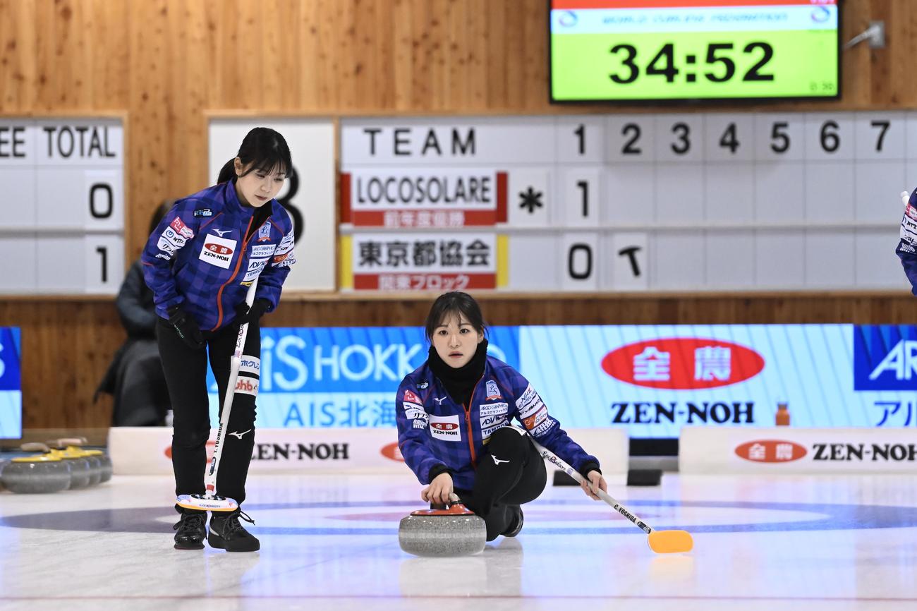 東京都協会戦、ストーンを投じるロコ・ソラーレの吉田知那美（C）JCA IDE