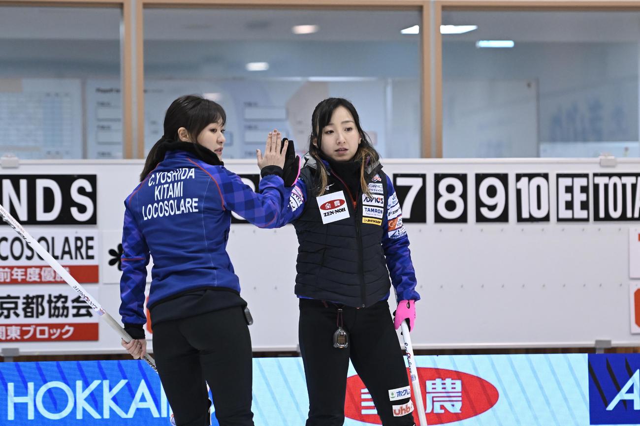 東京都協会戦、タッチを交わすロコ・ソラーレの藤沢五月（右）と吉田知那美（C）JCA IDE