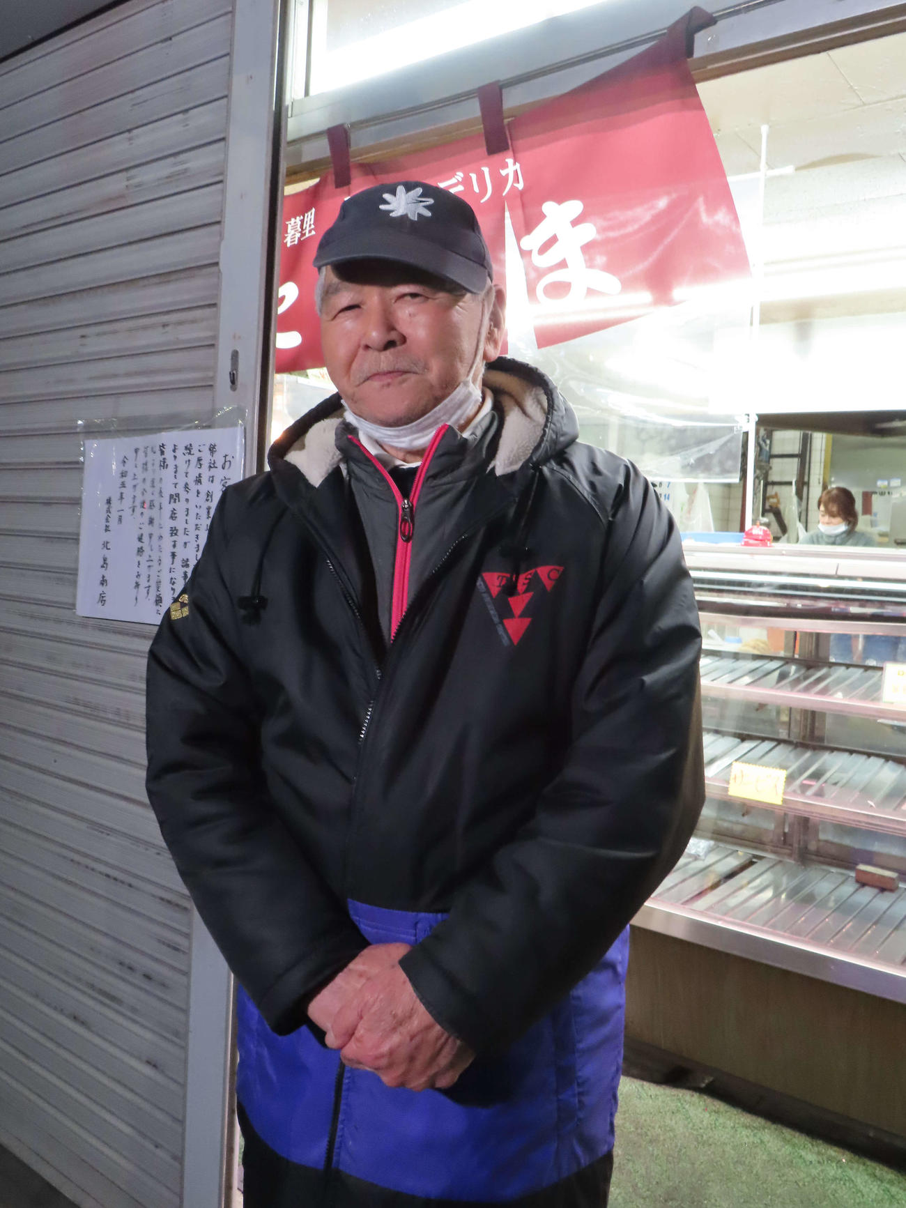 北島康介さんの実家の精肉店「北島商店」閉店後、関係者にあいさつする北島さんの父富士男さん（撮影・近藤由美子）