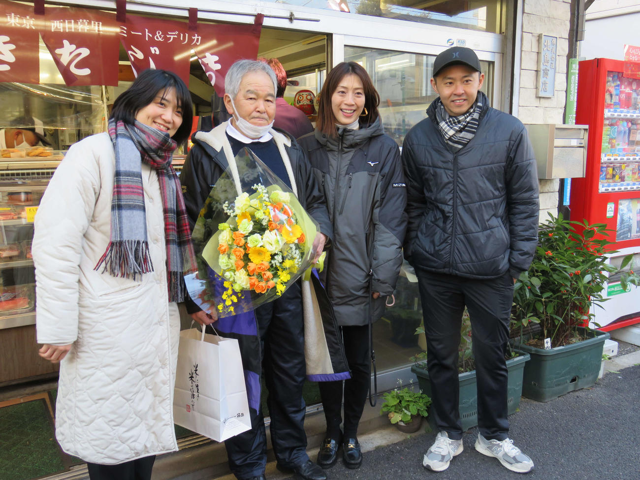 北島康介さん（右端）の実家の精肉店で北島さんの父・富士男さん（左から2人目）を手伝った、左から中村礼子さん、1人おいて寺川綾さん（撮影・田口潤）