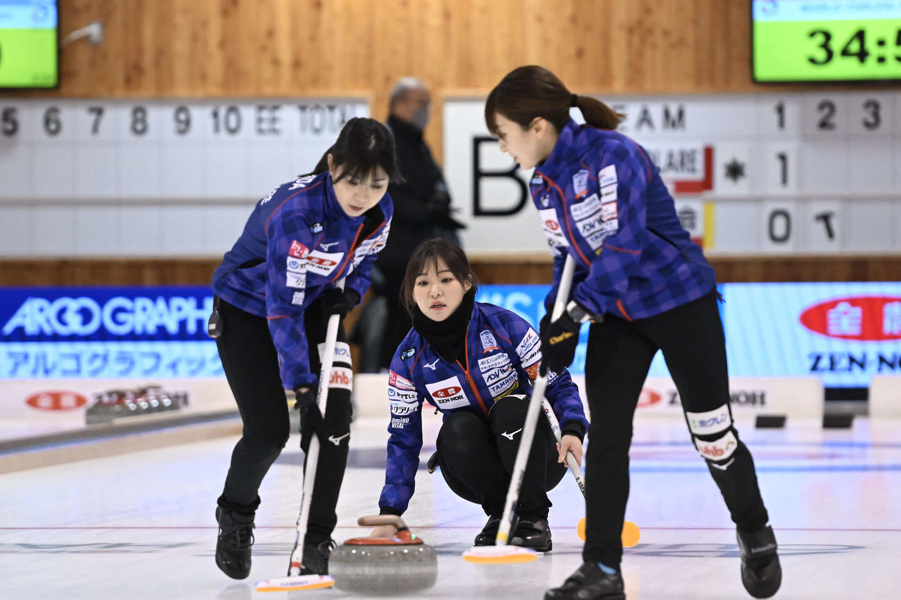 女子1次リーグでプレーするロコ・ソラーレ（C）JCA IDE