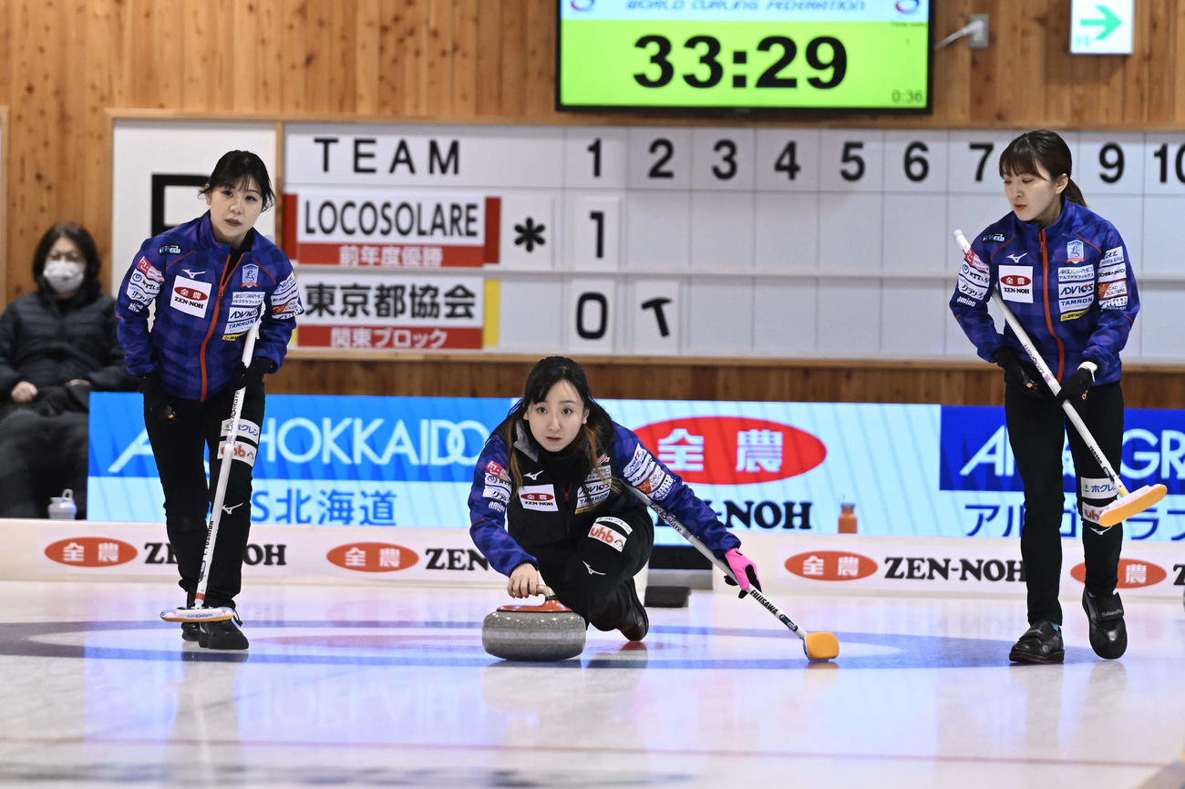 女子1次リーグでプレーするロコ・ソラーレの藤沢五月（中央）（C）JCA IDE